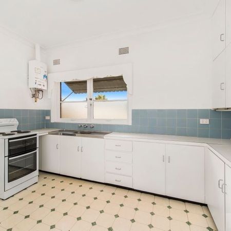 Bright & Spacious Two-Bedroom Apartment in Prime Location - Photo 4