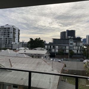 Sophisticate Unfurnished 2 bedroom Apartment - Photo 3