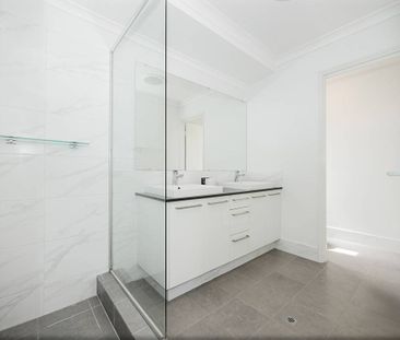 Large 5 bedroom home - Photo 5