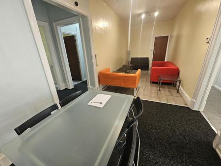 4 bedroom flat to rent - Photo 2