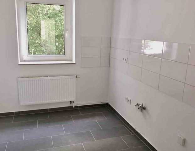 Modernisierte 2-Zimmer-Wohnung mit Balkon und schöner Aussicht - Photo 1