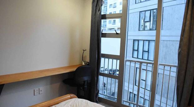 Three bedroom Central Apt w/ Balcony - Photo 1