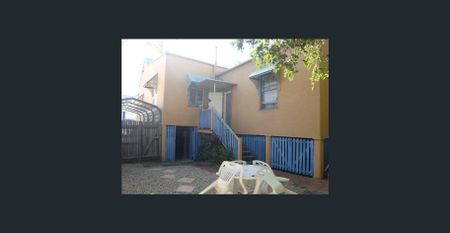 Lovely Three Bedroom Two Bath Two Car Springhill Cottage for Rent - Photo 3