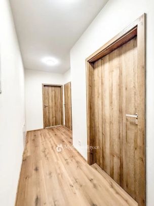 Pronájem novostavby bytu 2+kk s balkonem a parkovacím státním, 48 m - Photo 1