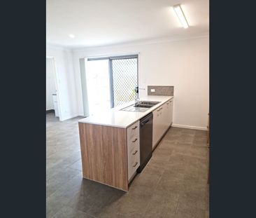 3 BEDROOM 2 BATH TOWNHOUSE WITH DUCTED AIR - Photo 6