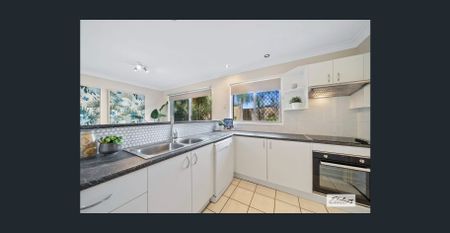 Spacious, Light Filled Townhouse in Daisy Hill - Photo 2