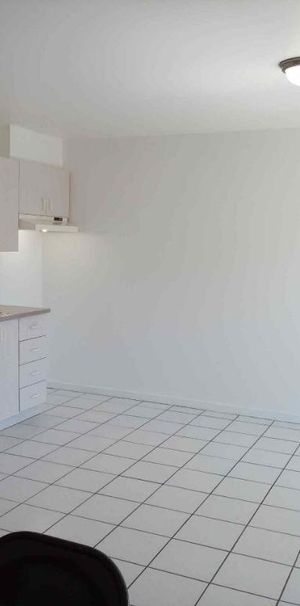 1 1/2 disponible à partir du 15 mai, 3e étage, ascenseur piscine quiétude, vue cour arrière - Photo 1