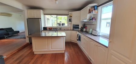 32 Woodlands Grove, Malvern East VIC 3145 - House For Rent | Domain - Photo 5