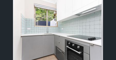 Restored Apartment With Private Courtyard & Additional Office / Studio - Photo 2