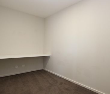 Lake Side Living in Tuggeranong! - Photo 1