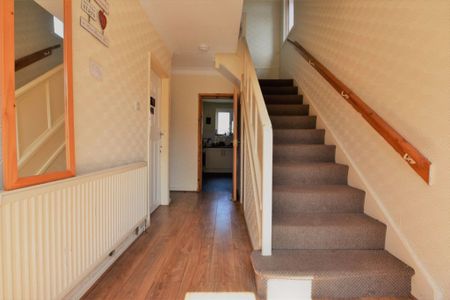 4 bedroom House in St Annes Road, Leeds - Photo 3