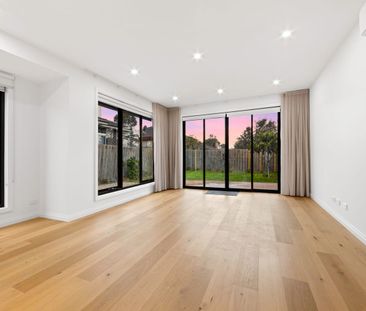 SPACIOUS 4-BEDROOM FAMILY HOME | 3 BATHROOMS | DOUBLE GARAGE - Photo 1