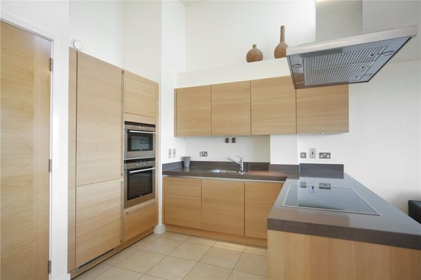 Bazalgette Court, Great West Road, London, W6 flat to rent - Photo 1