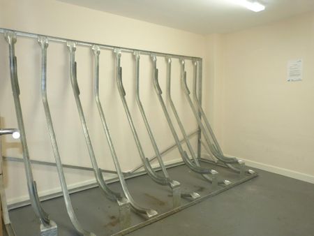 1 bedroom in a flat share to rent - Photo 5