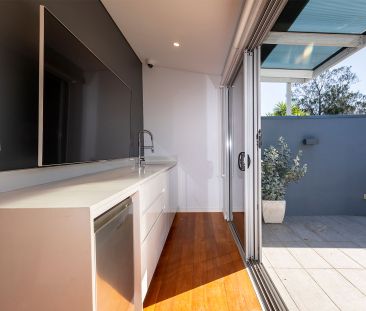 Tri-level Three Bedroom Terrace Residence - Photo 2