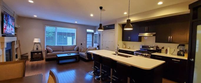 Welcome! Share our spacious home. Easy access to hospitals, UofC, Downtown | Calgary - Photo 1