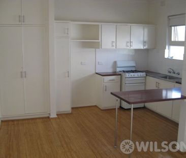 Light, bright one bedroom on the first floor - Photo 3