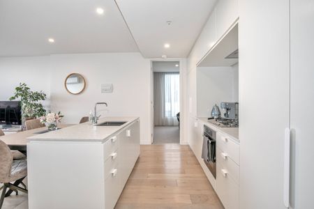 Spacious 3-Bedroom Apartment with Stunning City Views in Brunswick East - Photo 5