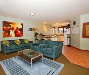 Superb Studio Room Accommodation - Available now! - Photo 2