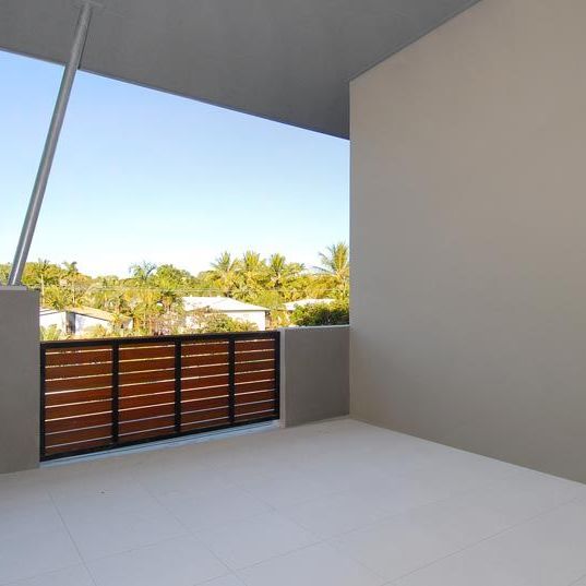 STUNNING 2 BED 2 BATH APARTMENT - Photo 1