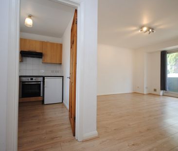 Flat to rent - Baring Road, London, SE12 - Photo 6