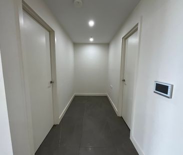 Condition as NEW designer apartments - 2 Bed 2 Bath 1 Car - Photo 2