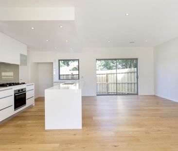 SPACIOUS, BRIGHT AND MODERN FAMILY HOME - Photo 2