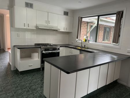Spacious Family Home in a Quiet Court Location - Photo 2