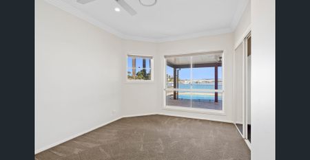 Luxurious Waterfront Residence Available Now on the Prestigious Sovereign Islands - Photo 5