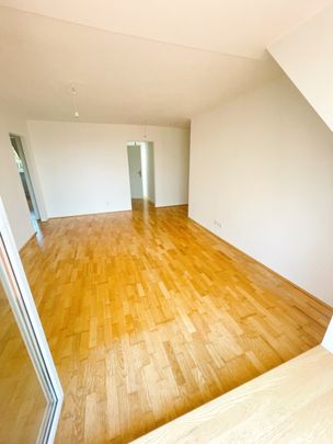 Lichtdurchflutete Dachgeschoßwohnung mit großem Balkon und Einbauküche in schöner Grünlage! - Photo 1