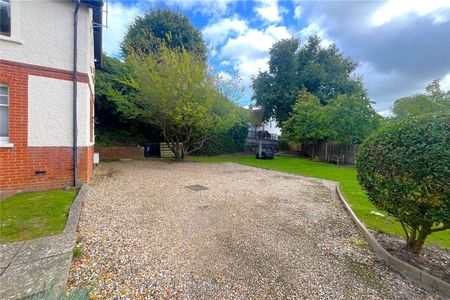 The Crescent, Farnham, Surrey, GU9 - Photo 2