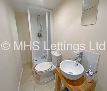 3 Bedroom Mid Terraced House for rent in Stanmore View - Photo 2