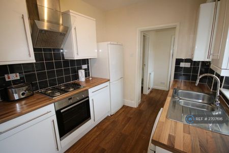 4 bedroom semi-detached house to rent - Photo 3