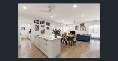 3-4 Bedroom, 2 Bathroom Home with swimming pool available for 12-24 month lease - Photo 2