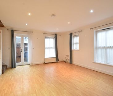 Springfield Lane, Weybridge, KT13 - Photo 1