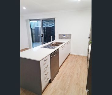 AVAILABLE 24/04/26 3 BED 2 BATH TOWNHOUSE WITH DUCTED AIR - Photo 6