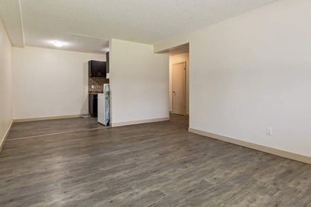 Renovated Suite - 3 Bedroom - Photo 3