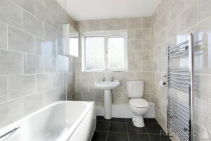 2 BEDROOM Apartment - First Floor - Photo 2