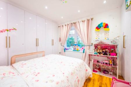 4 Bed Semi-Detached House, Lincoln Road, E13 - Photo 2