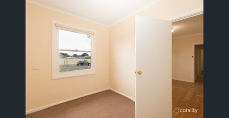 Spacious 4-Bedroom Home close to schools, shops and transport - Photo 5