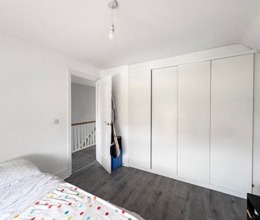 Spacious four-bedroom detached home with garage and garden. Set wit... - Photo 4