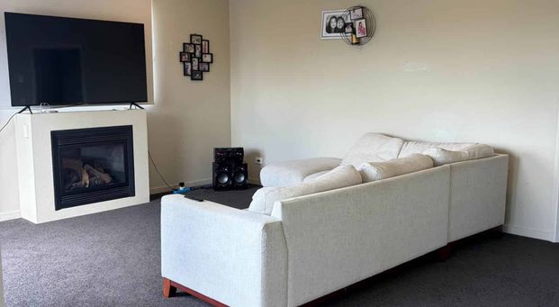 Designed for large-scale living and entertaining - Photo 1