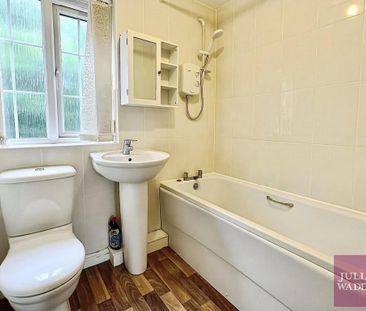 4 bedroom semi-detached house to rent - Photo 6