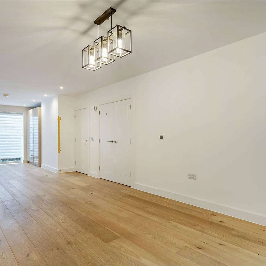 A well-presented four-bedroom townhouse in a sought-after South Cambridge development, offering easy access to the city centre and Addenbrooke's Hospital - Photo 1