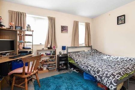 Woking, Surrey, GU22 - Photo 2