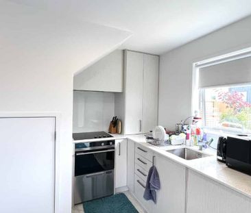 Modern Two-Level One-Bedroom Townhouse – Stylish & Private Living - Photo 2