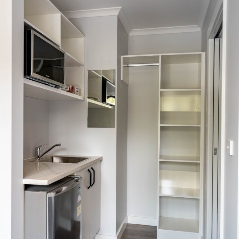 Located within a short, five minute walk to the Waikato University are these brand new, one bedroom studio rooms. Set on three levels, the studio rooms are fully furnished. - Photo 1