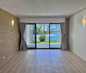 Stunningly Renovated Waterfront 2 Bedroom Ground Floor Apartment! - Photo 1