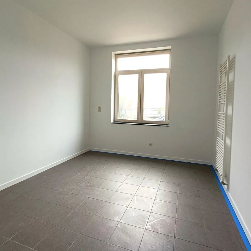 GELIJKVLOERS APPARTEMENT MET 4 SLAAPKAMERS - Photo 1