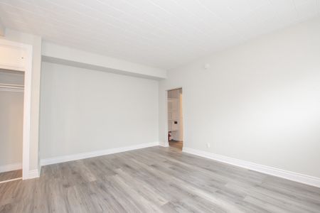 *UPDATED* 1 BEDROOM APARTMENT IN ST. CATHARINES!! - Photo 3